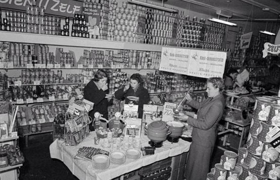 Mensen die boodschappen doen in zelfbediening winkel