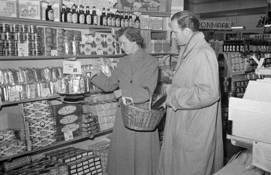 Mensen winkelen in de eerste zelfbedieningswinkel